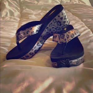 Volatile Wedge Flip-flop